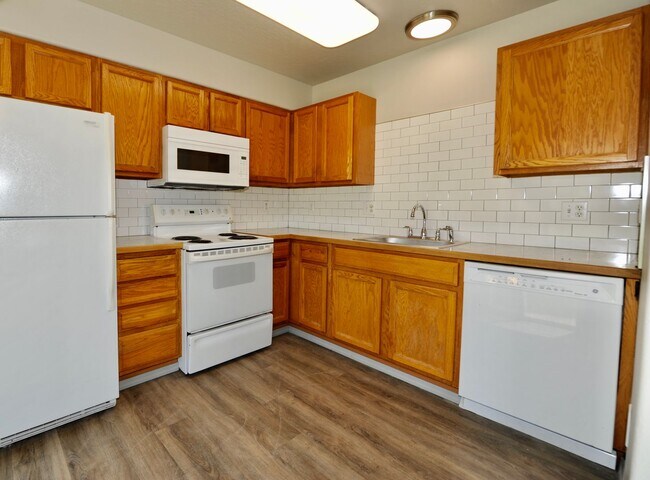 Building Photo - 3 bed 2 bath townhome