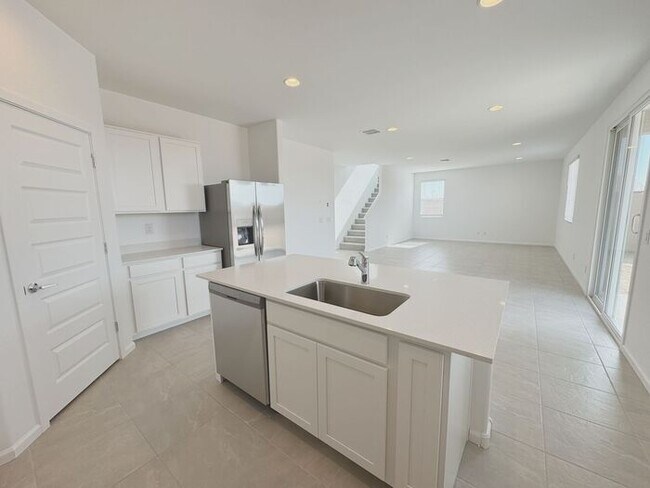 Building Photo - MOVE IN SPECIALS!! 15 DAYS RENT FREE!! New 5-Bedroom Home in Phoenix with Upgrades!