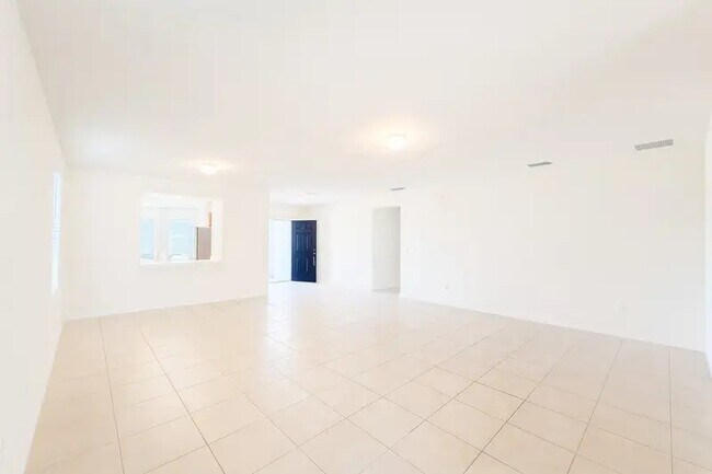 Building Photo - 2220 NE 5th Ave