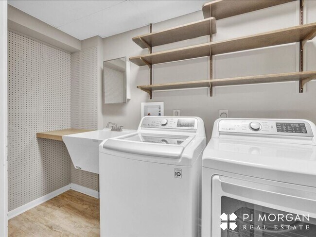 Building Photo - 3 bedroom 2 bath house in a great location!