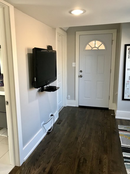 Upstairs living - 2218 Lawndale Ave
