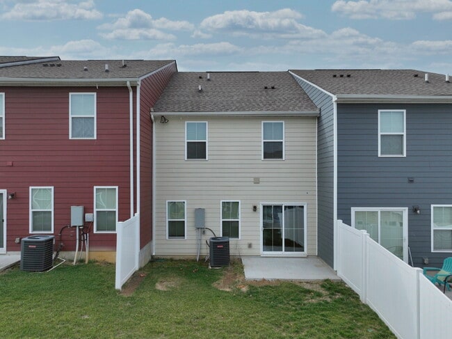 Building Photo - Luxury Townhome in a Prime Goodlettsville Location just Minutes to Nashville!