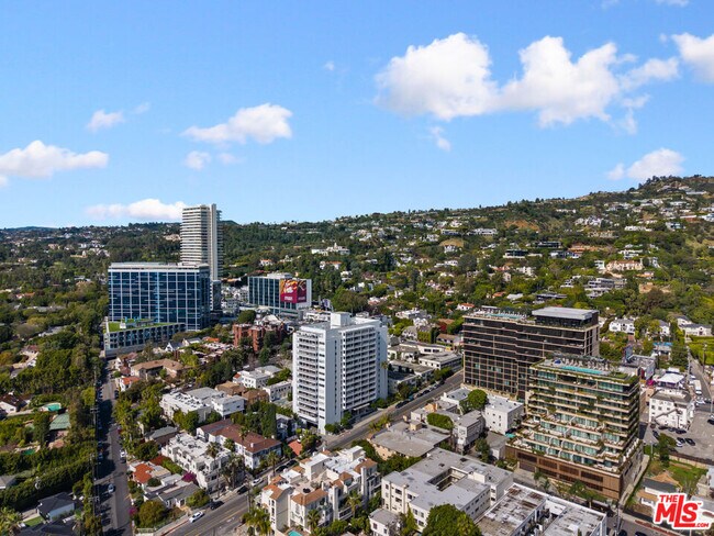 Building Photo - 999 N Doheny Dr