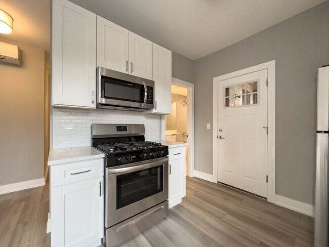 Building Photo - 3946 N Janssen Ave