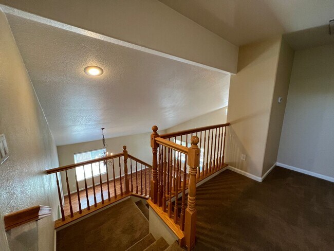 Building Photo - Large 4 bedroom located on a well maintained court!