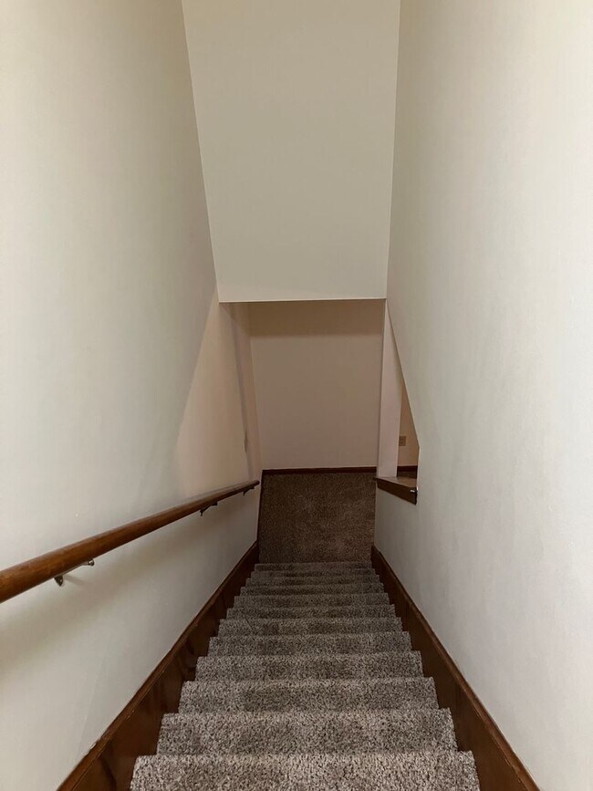 Building Photo - Troy Crossing - 2 Bedroom & 1.5 Bath Townh...