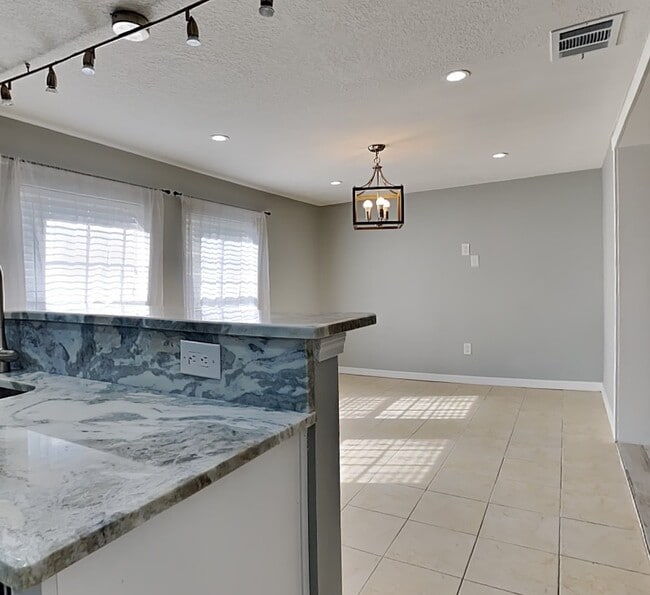 Building Photo - 4402 W Sevilla St