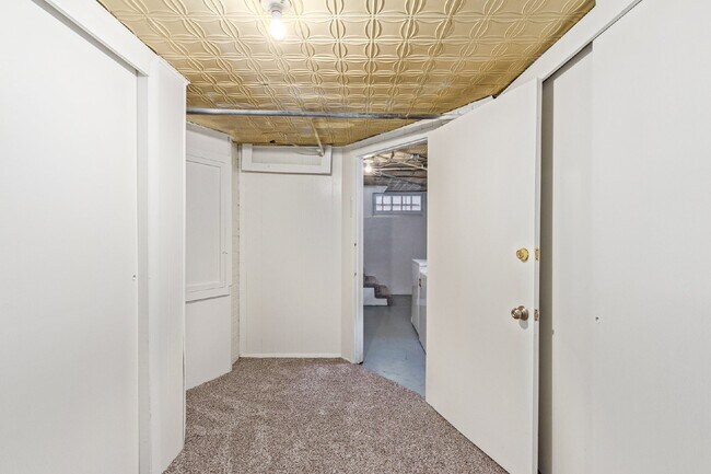 Building Photo - Great two bed two bath bungalow for rent i...