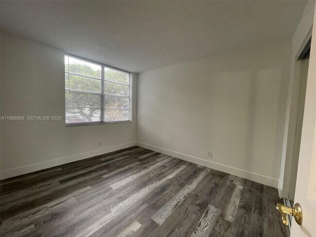 Building Photo - 9441 Live Oak Pl