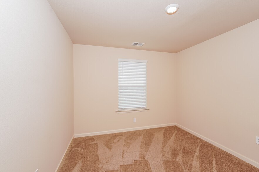 Building Photo - 375 Clover Cir