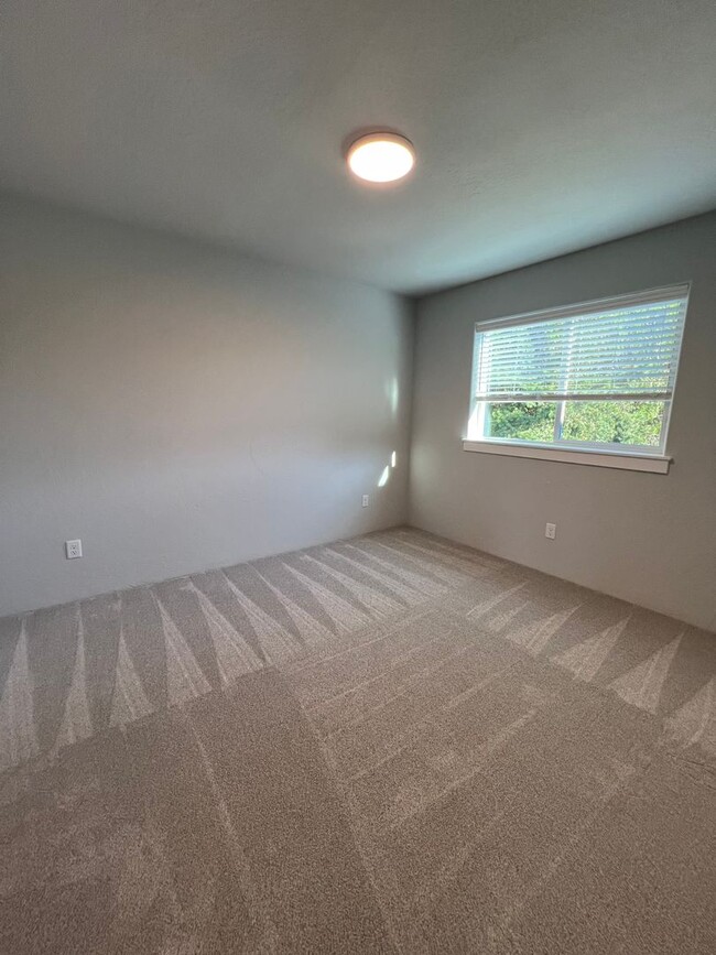 Building Photo - Gorgeous SW Medford - newer construction |...