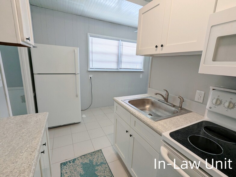 Building Photo - 6543 Celeste Ln