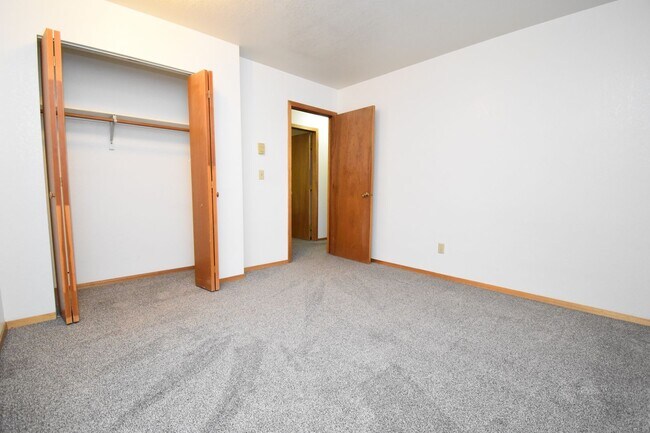 Building Photo - 2 Bed with Carport! Walk to MSU! Pet Frien...