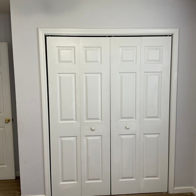 Building Photo - 3 Bedrooms, 2 Baths Home For Rent in Newton NC with 2 car garage