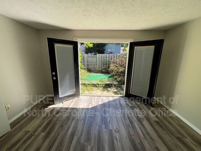 Building Photo - 9445 Lexington Cir