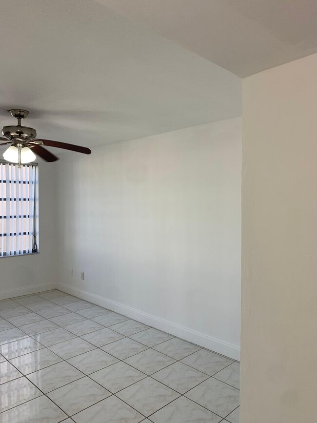 Building Photo - For Rent: Spacious One-Bedroom with Den in...