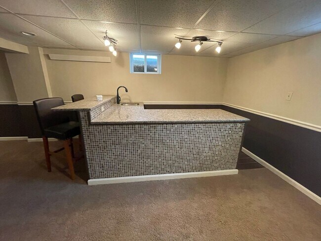 Building Photo - Beautiful 4 Bedroom, 2.5 Bathroom, 3000sq.ft Ranch! Pet Friendly!