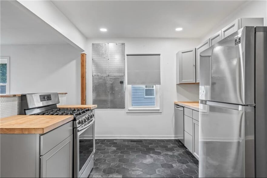 Open kitchen - 600 Ridgeview Ave