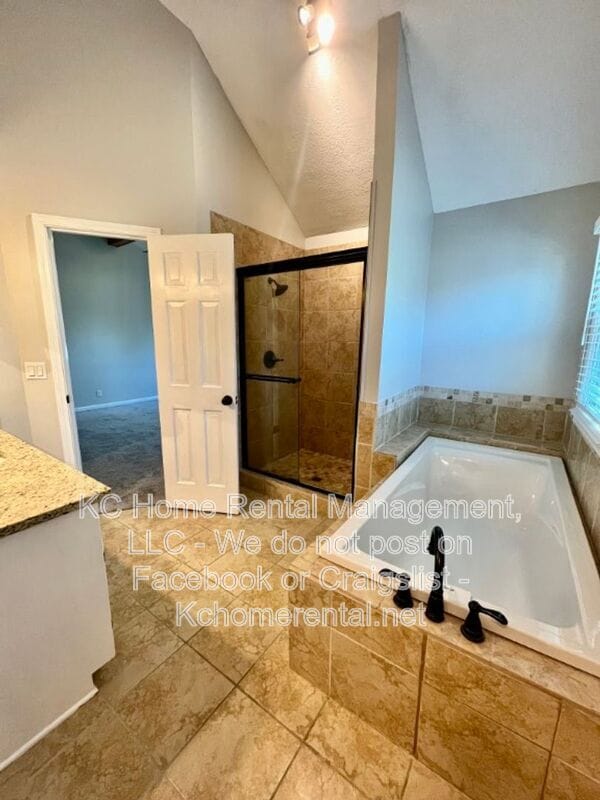 Building Photo - 1109 E Sleepy Hollow Dr