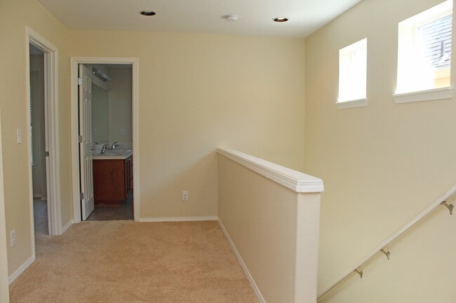 Building Photo - 937 SE Elina Ave