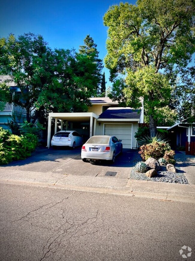 Building Photo - West Davis large floor plan
