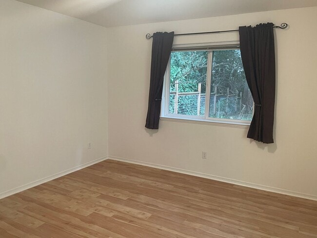 Building Photo - Spacious Clinton Home with New Upgrades!