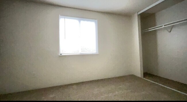 Building Photo - St. Johns 1 bedroom 1 bath in park-like setting.