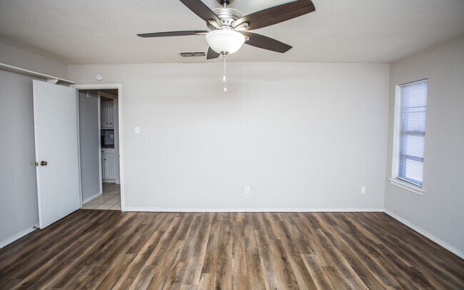 Building Photo - Available June 15th: Spacious 3 Bed, 2 Bath Ready for You!