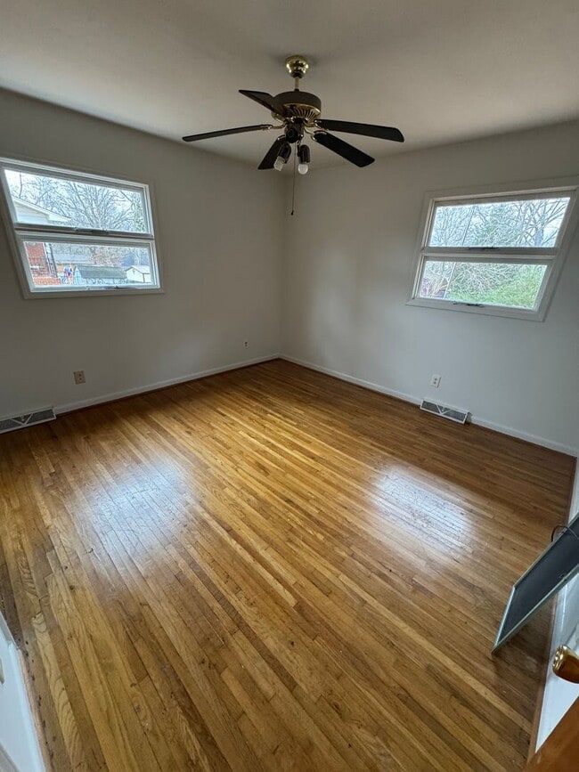 Building Photo - 3 bedroom 2 bathroom home!