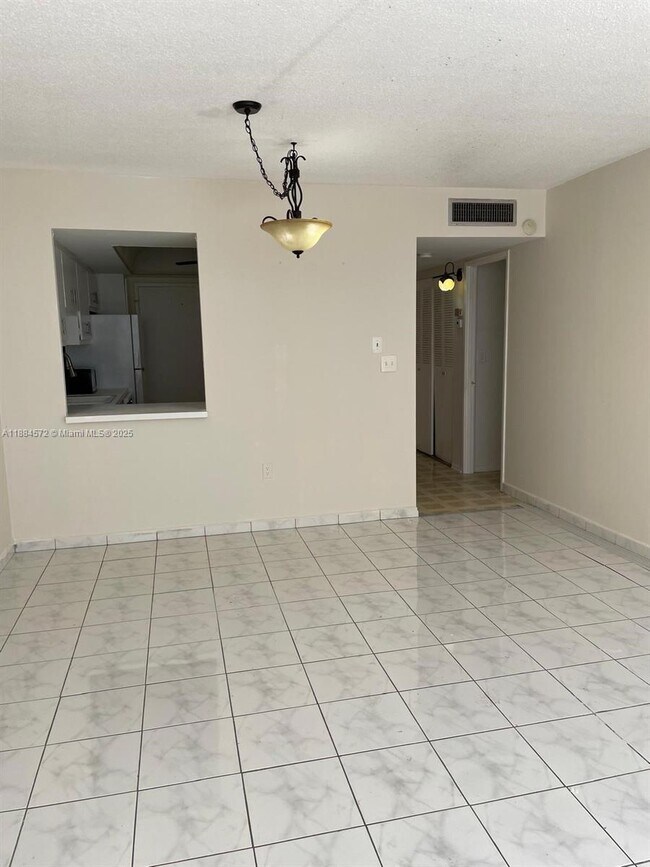 Building Photo - 1301 NE Miami Gardens Dr