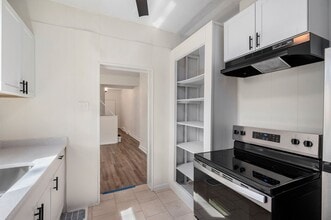 Building Photo - 3 bed 1 bath - newly updated, central air,...