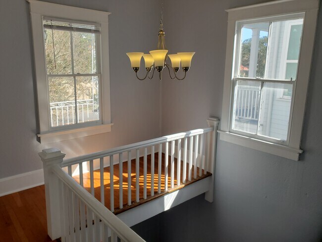 Entryway landing - 8 Fontainebleau Dr