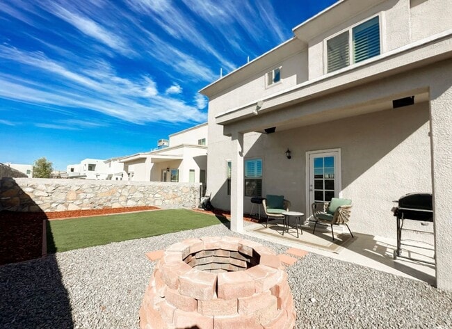 Building Photo - Westside area Rental (Completely Furnished) Beautiful 3 bed/2.5 baths