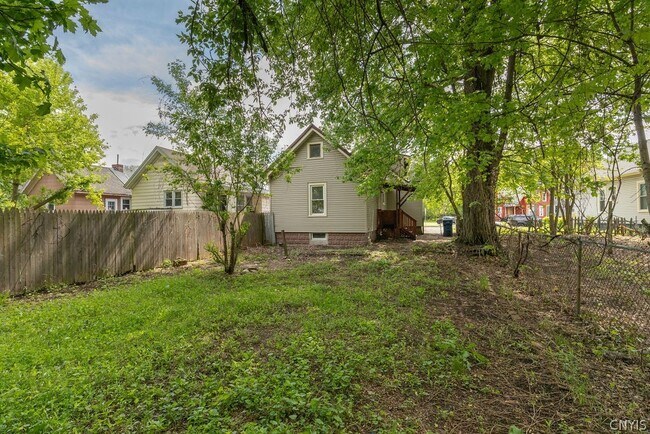 Building Photo - 122 Putnam St