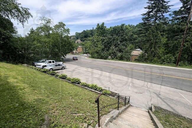 Building Photo - Move In Ready! North Hills School District, Parking, Updated 2 BR, Quartz Countertops, AC, Laundr...