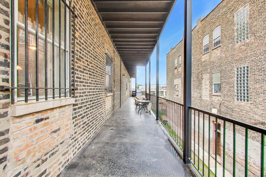 Building Photo - 1700 W Cermak Rd