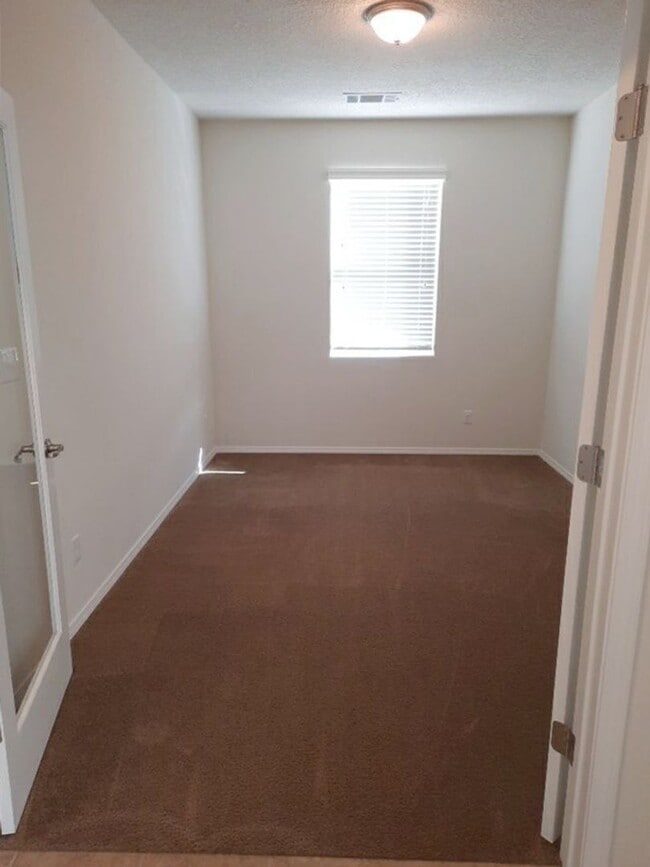 Building Photo - 3 bedroom 2 bathroom home in Rio Rancho! C...