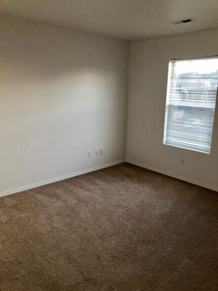 3rd bedroom with walk-in closet - 1552 SE Ripplewood Ave