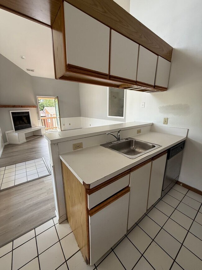 Building Photo - OSU North Campus 5 bedroom 2 bath apartment