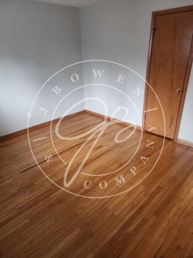 Building Photo - 2 bedroom- Perrysburg School District! Rea...