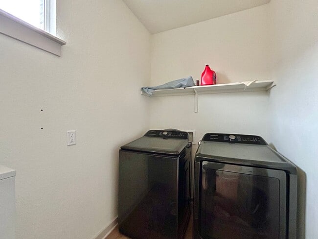 Building Photo - 2120 Alamo Heights Ave