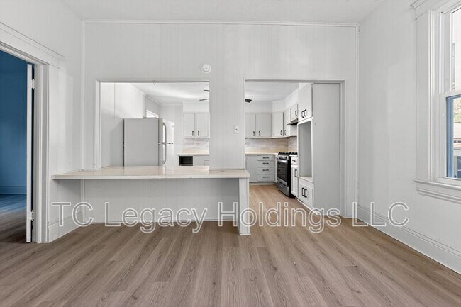Building Photo - 115 Martin St