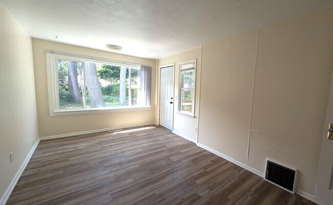 Building Photo - 1-2 bedroom Lakeside home