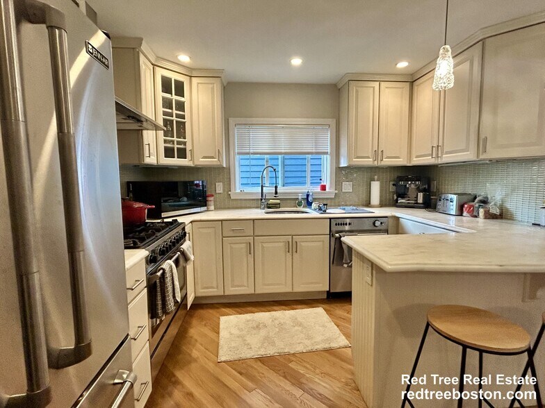 Building Photo - 329 W 4th St