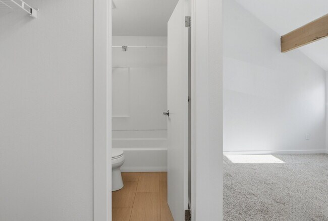 Building Photo - $1,540.95- 1 Bed, 1 Bath Lofted Apartment in Lakewood with Central AC!
