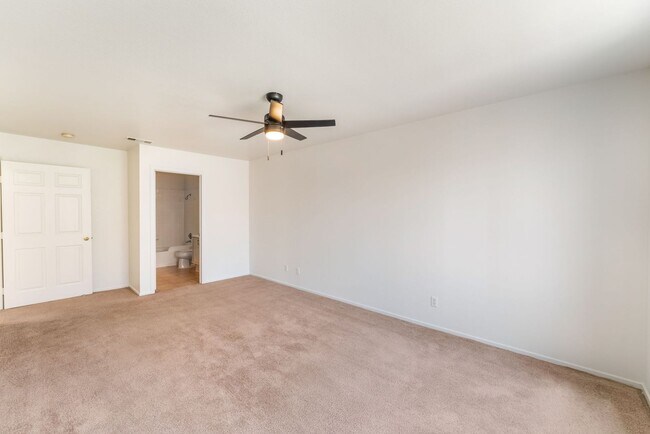 Building Photo - Northwest Townhome