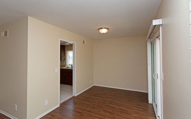 Building Photo - Beautiful 3 Bedroom Carlsbad Home!