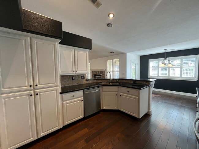 Building Photo - Beautiful Southside Visalia Home! Coming Soon!