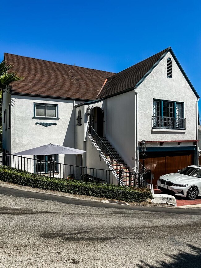 Building Photo - Unfurnished Light Filled Modern Spanish Home in Hollywood Hills