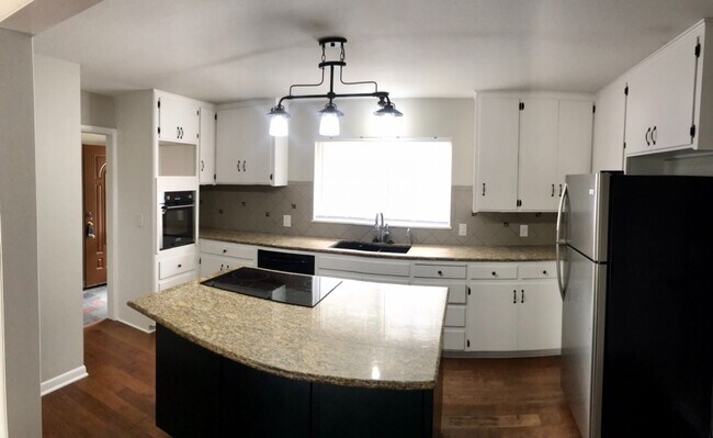 Building Photo - Beautiful 4 Bedroom 2 Bathroom Home